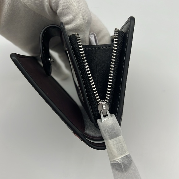 Coach Medium Corner Zip Wallet With Heart Bolt
Print Silver Black Multi - Picture 9 of 15